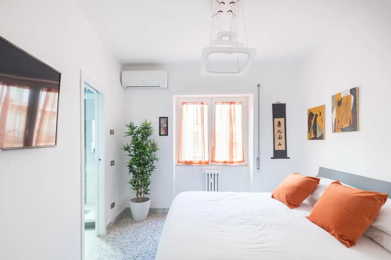 Amoretti Apartment, 6 Persone, 3 Camere, 2 Bagni, Balcone, Wi-Fi, Metro B Monti Tiburtini Rome 0*,  Italië