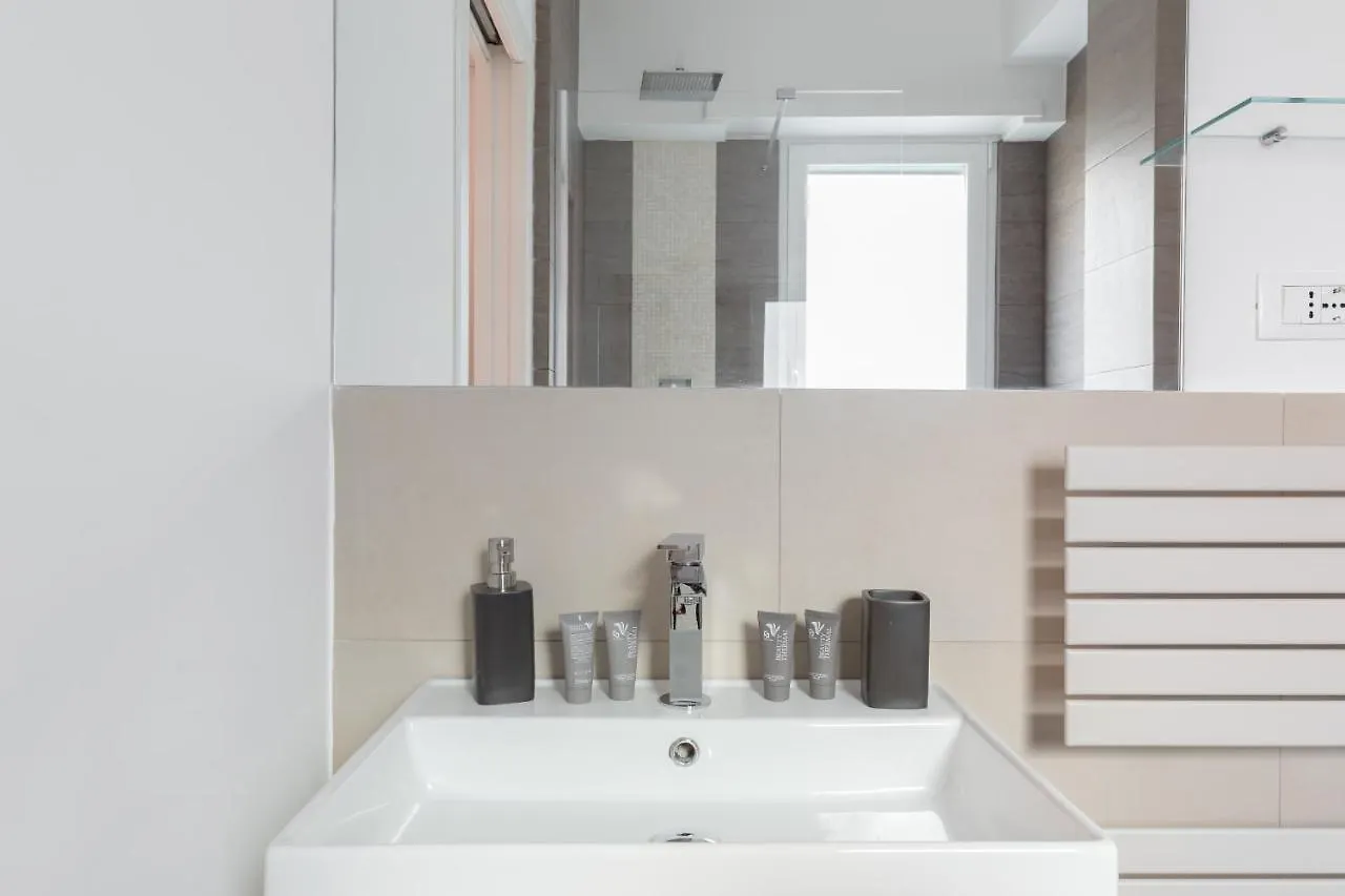 Amoretti Apartment, 6 Persone, 3 Camere, 2 Bagni, Balcone, Wi-Fi, Metro B Monti Tiburtini Rome Italië