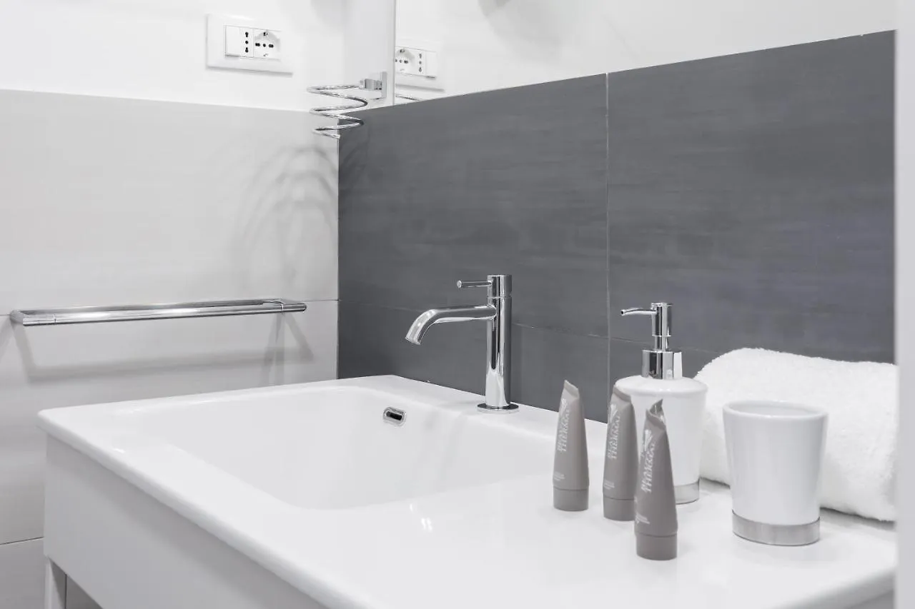 Amoretti Apartment, 6 Persone, 3 Camere, 2 Bagni, Balcone, Wi-Fi, Metro B Monti Tiburtini Rome